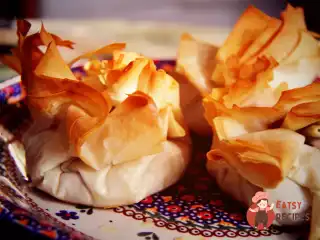Мішечки з тіста філо з грибами та пармезаном
