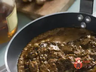 Яловичий стейк із вершково-грибним соусом