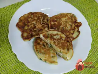 Оладки з яйцем та зеленим цибулею