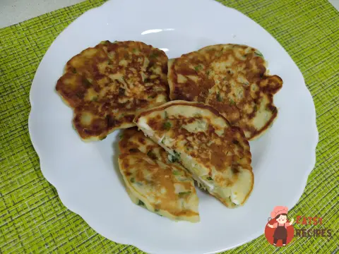 Оладки з яйцем та зеленим цибулею