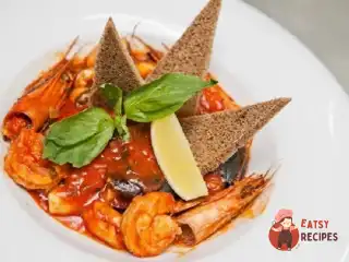 Соте з морепродуктів у томатному соусі