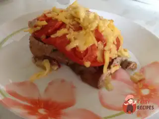 Свинина, запечена з грибами та помідорами