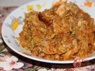 Капуста тушкована з м'ясом