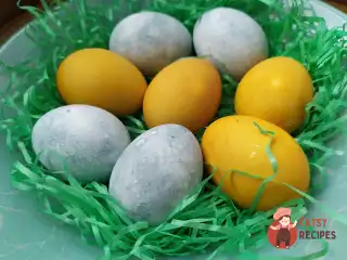 Великодні яйця, пофарбовані в каркаде й куркумі