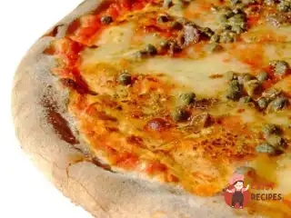 Піца з домашнім сиром та каперсами