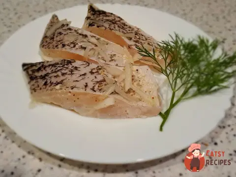 Щуча сільос із лимонним соком і цибулею