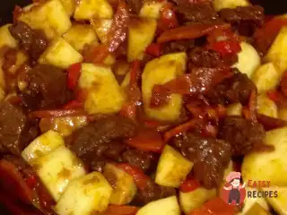 Гуляш із яловичини з картоплею