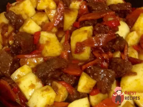 Гуляш із яловичини з картоплею