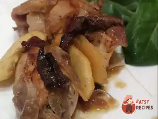 Кролик з яблуками та чорносливом у гірчично-медовому соусі