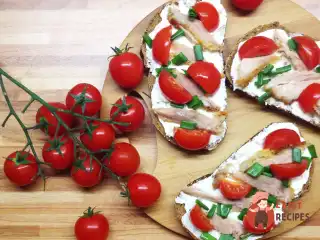 Житня брускетта з печеною у гірчично-медовому соусі куркою