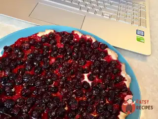 Пиріг зі смородиною із пісочного тіста