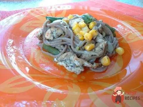 Гречана локшина соба з куркою та овочами