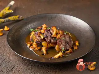 Медальйони з яловичини з картоплею та лисичками