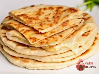 Хачапурі з сиром та вареним яйцем