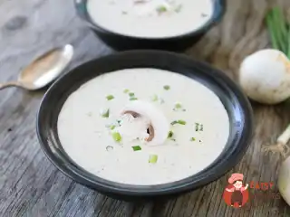 Вершковий крем-суп із печериць з грінками