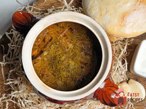 Щи із квашеної капусти з лисичками