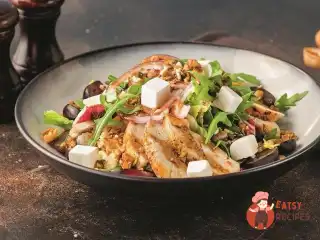 Салат з курячою грудкою та виноградом