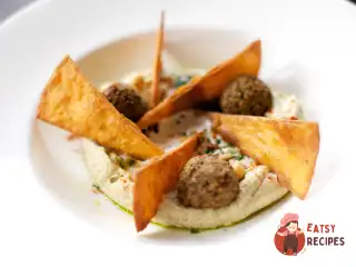 Хумус з печеним перцем та фалафелем