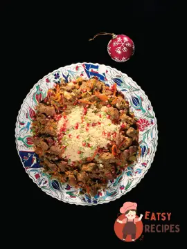 Кускус з бараниною, зеленим горошком та зернами гранату