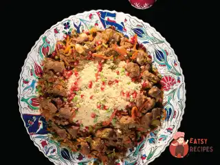 Кускус з бараниною, зеленим горошком та зернами гранату