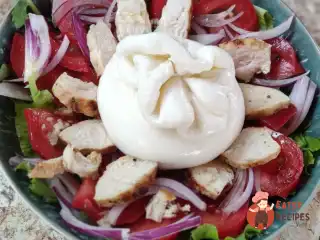 Салат з бурратою, помідорами та куркою