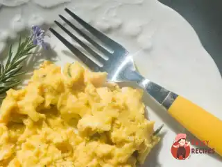 Яєчня-бовтання з сиром горгонзолу