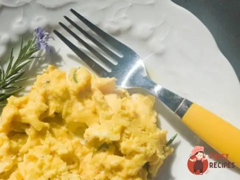 Яєчня-бовтання з сиром горгонзолу