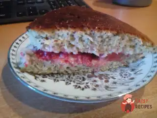 Маковий бісквіт на сметані зі свіжими ягодами