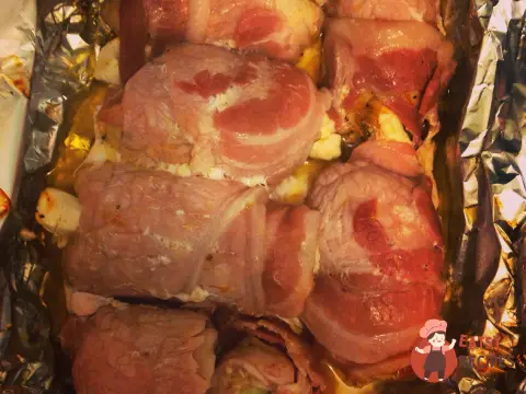 Рулетики з курячого філе в беконі з сиром фета та помідорами