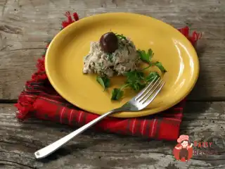 Салат з консервованим лососем, оливками та каперсами