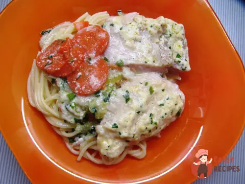 Філе пангасіуса в молочному соусі з овочами.