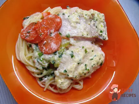 Філе пангасіуса в молочному соусі з овочами.
