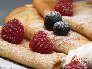 Повітряні тонкі млинці на молоці