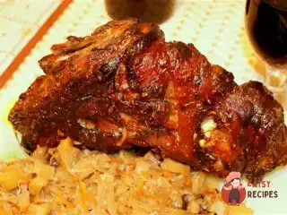 Свиняча рулька по-чеськи