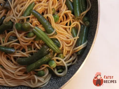 Яєчна локшина з овочами