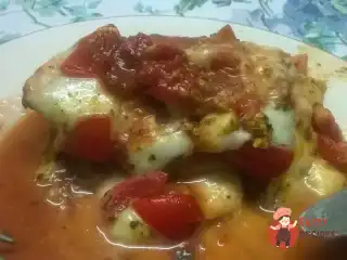 Куряче філе запечене з моцарелою та томатами чері