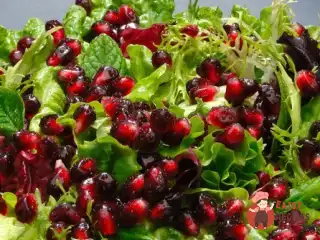 Зелений салат із гранатом