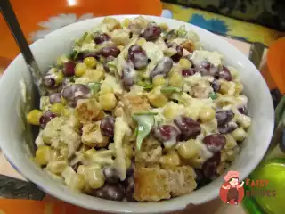 Салат з червоною квасолею, кукурудзою та сухариками.