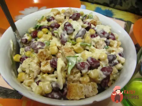 Салат з червоною квасолею, кукурудзою та сухариками.