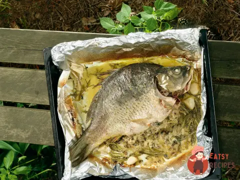 Короп з грибами, тархуном та соусом з розмарину.