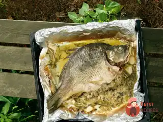 Короп з грибами, тархуном та соусом з розмарину.