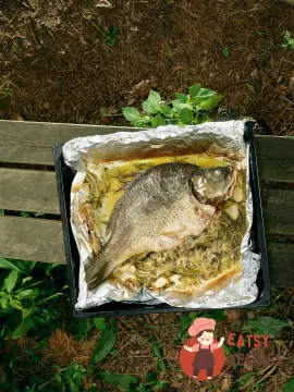 Короп з грибами, тархуном та соусом з розмарину.