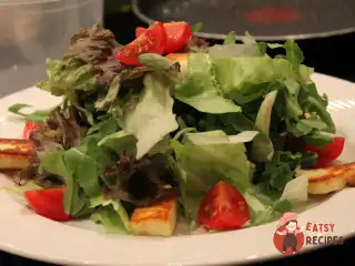 Зелений салат із сиром, виноградом та кедровими горішками з винною заправкою