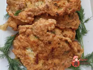 Курячі відбивні в яєчному клярі з кропом