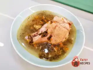 Щи з кропиви та щавлю з індичкою