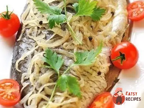 Короп, запечений у фользі на подушці цибулі