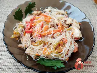 Фунчоза з куркою та овочами