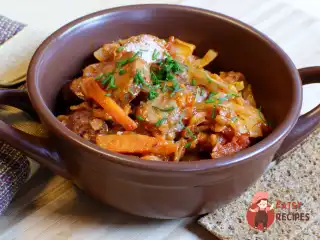Горщики з капустою, сочевицею та ковбасками