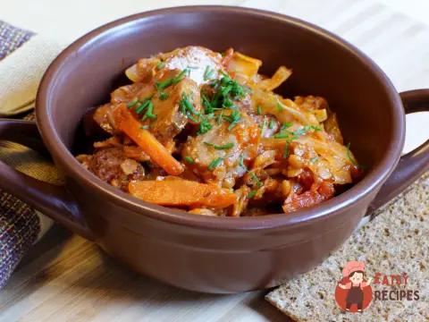 Горщики з капустою, сочевицею та ковбасками