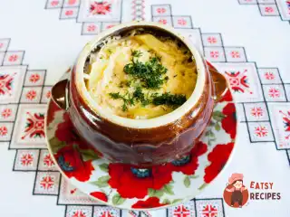 Печеня в сметанному соусі в горщиках